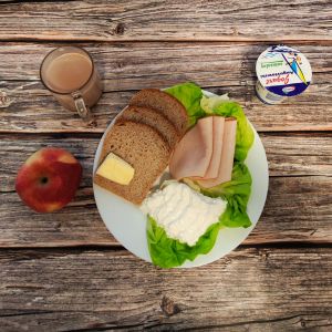 Zdjęcie przedstawia Dietę z ograniczeniem łatwoprzyswajalnych węglowodan&oacute;w: Kakao Chleb Graham Masło extra Filet zapiekany drobiowy Jogurt naturalny Jabłko Sałata zielona Twarożek